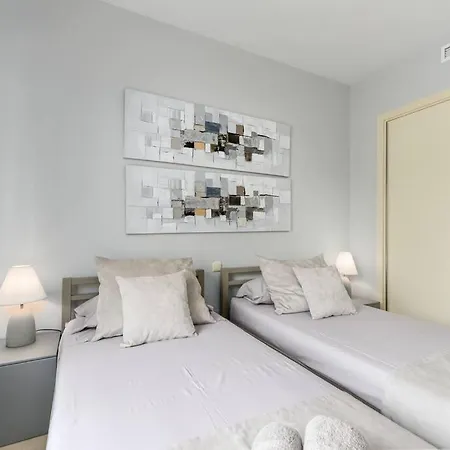 Modern In Alcazaba Lagoon Apartment