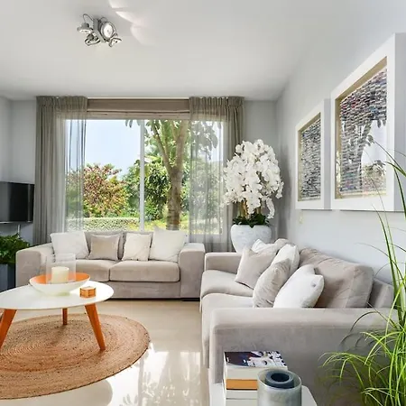 Modern In Alcazaba Lagoon Apartment *