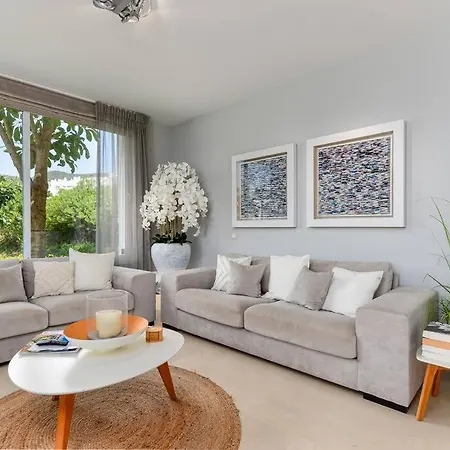 Modern In Alcazaba Lagoon Apartment